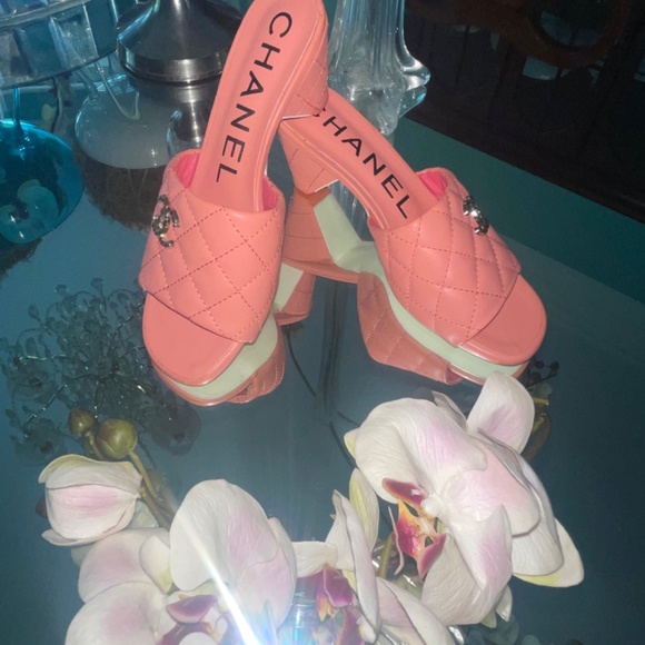 Chanel Pink Lambskin Quilted CC Open Toe Slides NEW European size 36 Made Italy - Picture 3 of 17